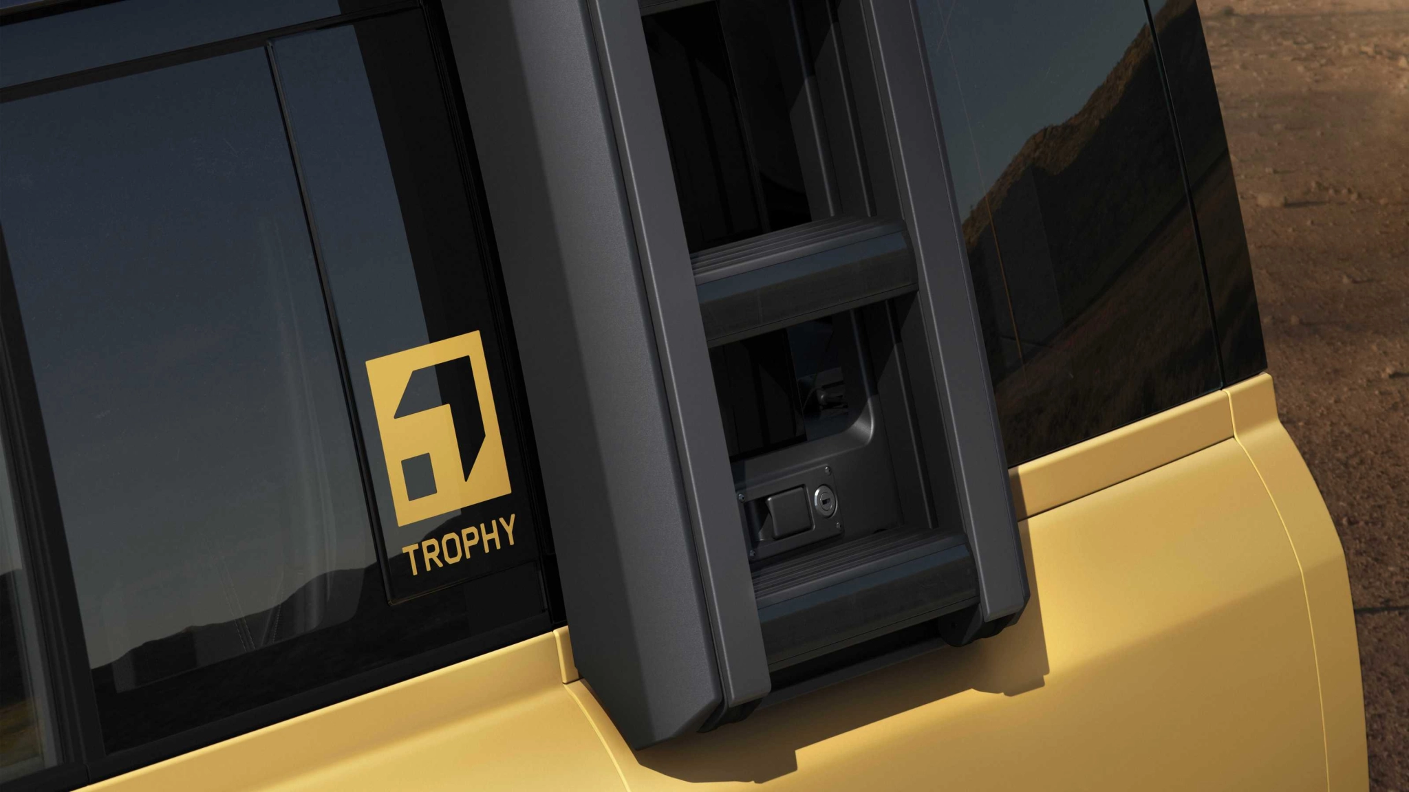 DEF 26MY TROPHY EDITION YELLOW 190625 08b