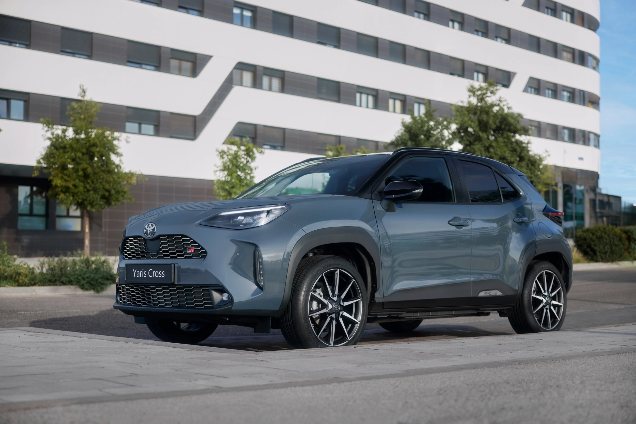 2025yariscrossgrsport image 2