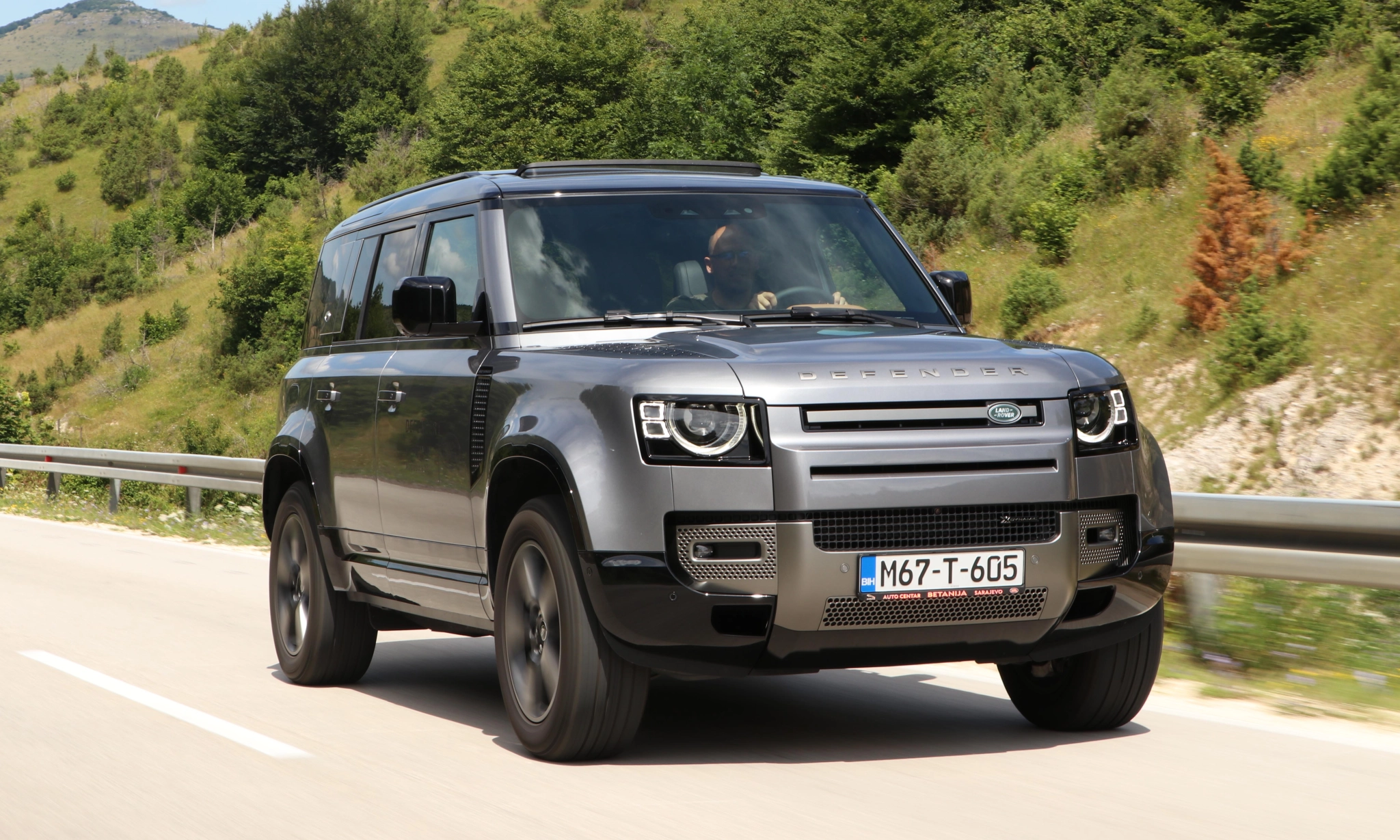 Off-road gladijator sa zlatnim oklopom